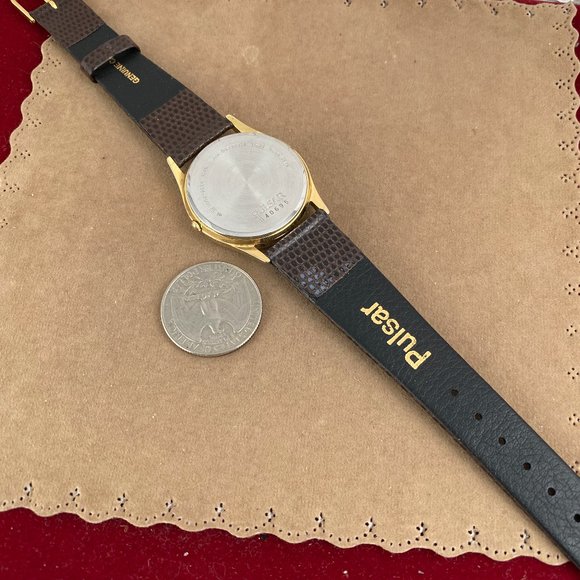 Vintage 2 Tone Gold and Silver Pulsar 12 Hour Watch 2 Sub Dials Day and Date - Picture 8 of 8